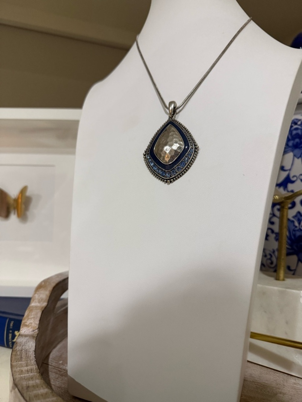 Premier Designs Hammered Pendant Blue and Silver Toned Necklace - Picture 3 of 9